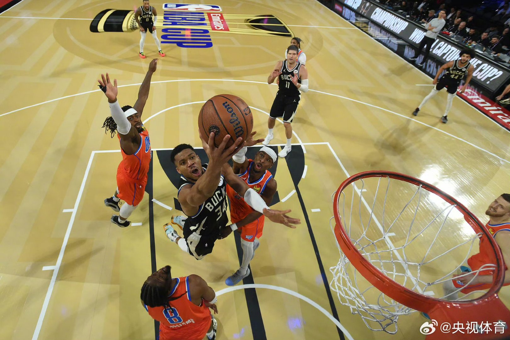 开云足球-跟随主持人吴杰感受集体极限体能射击训练